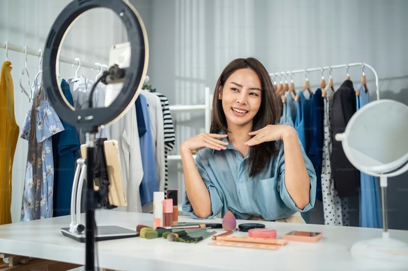 ライブ配信する女性